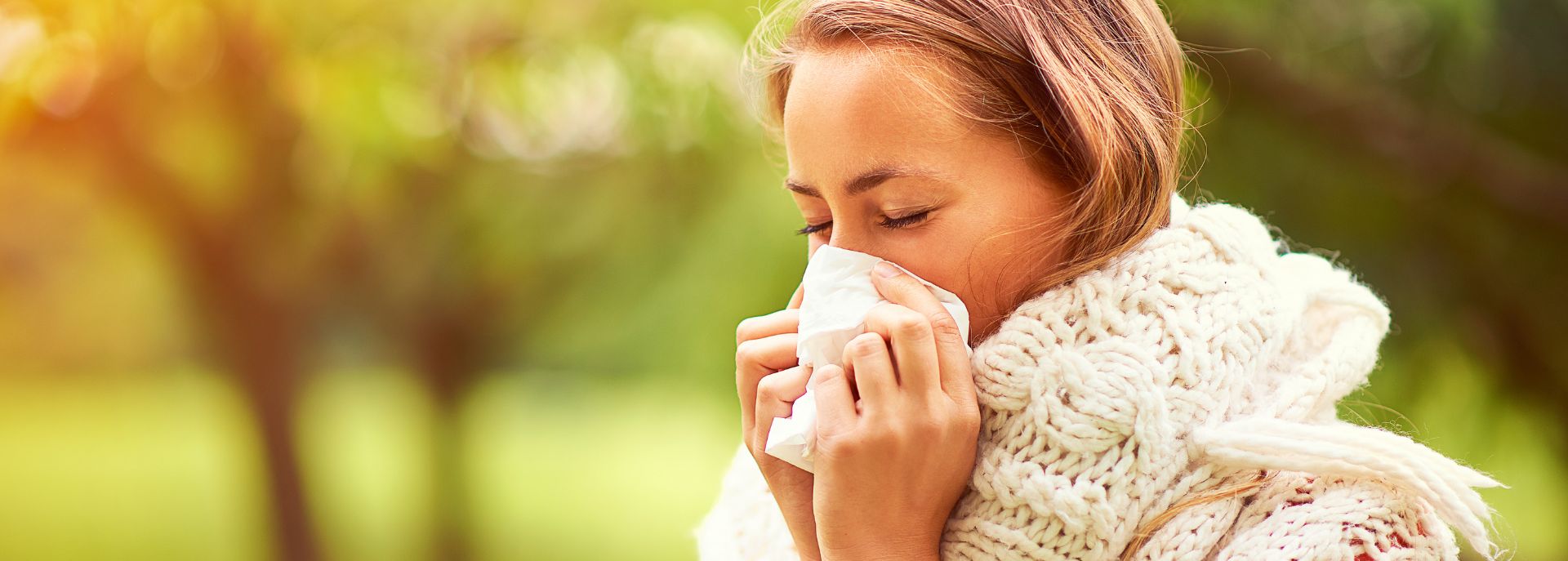 En mann som kløe i øynene på grunn av pollenallergi